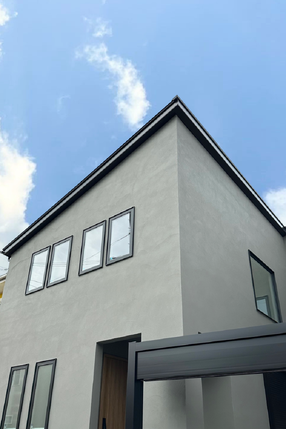 グレーの外壁がかっこいい外観