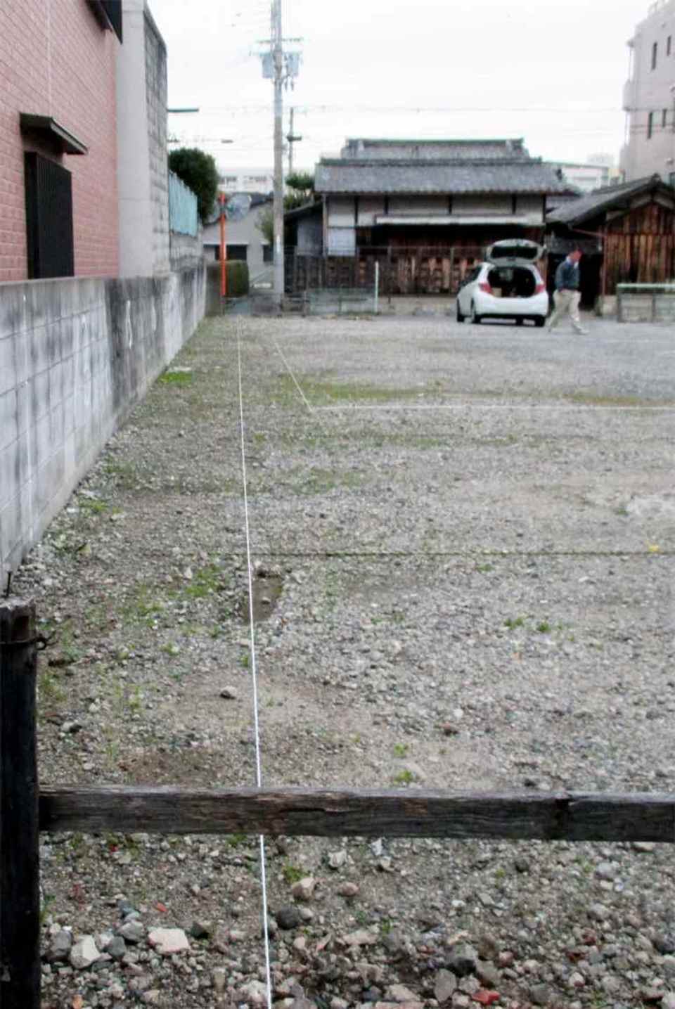 地縄を張り建物の位置を確認