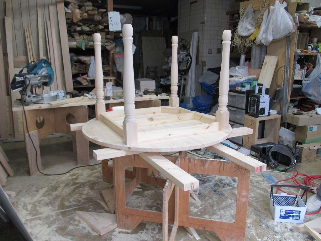 テーブル製作中！