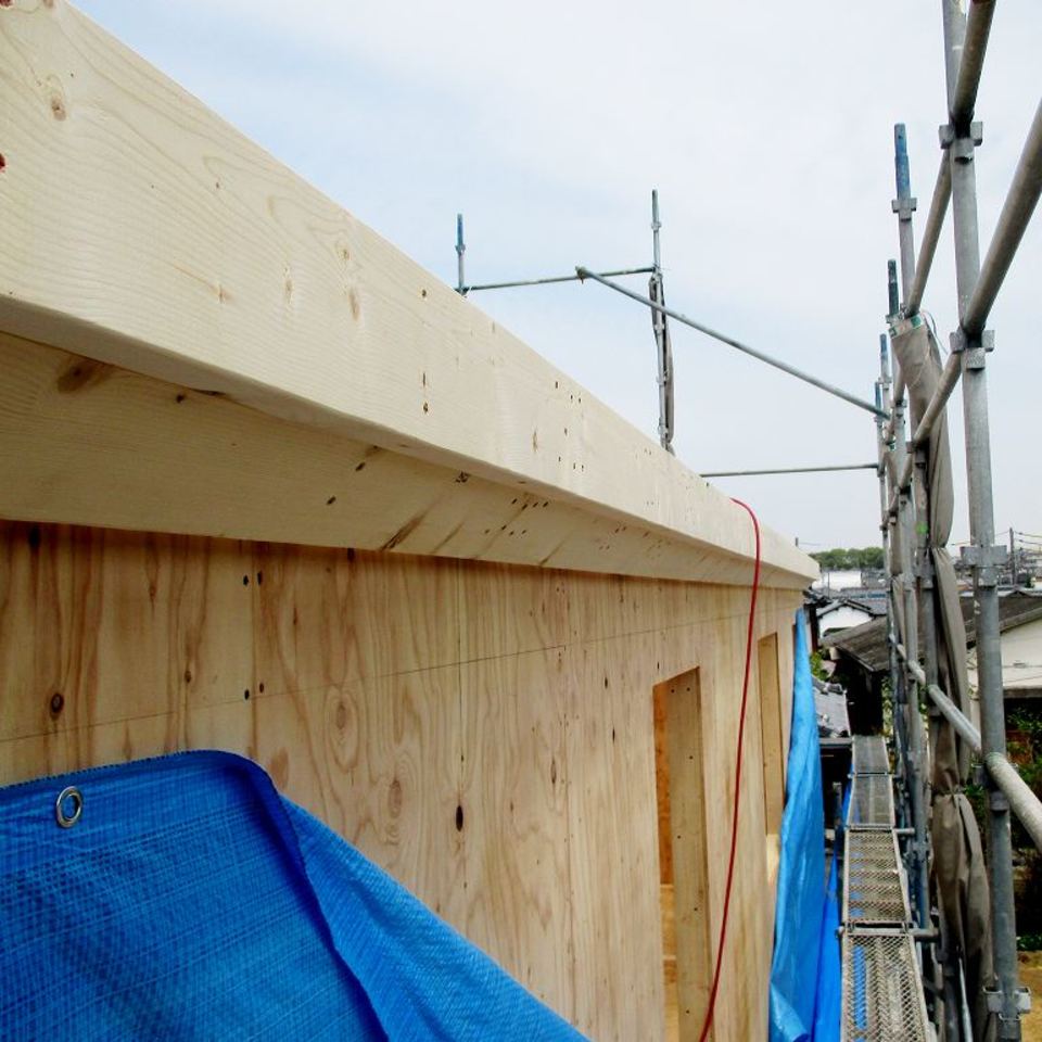 2階の壁を建て起こしました。