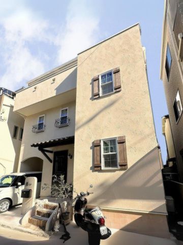 漆喰壁が可愛い三階建てアンティークハウス