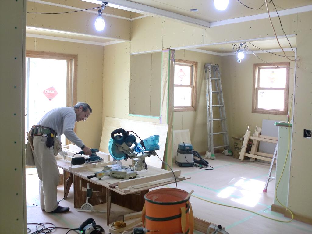 内部造作工事中です。