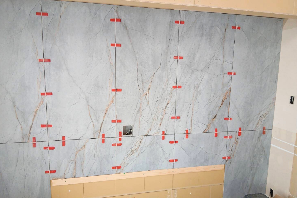 リビング一面のタイル