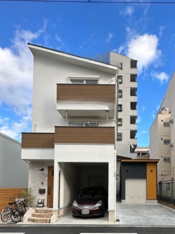 シャビースタイルのナチュラルカフェ風LDKのある片流れ屋根の3階建て。