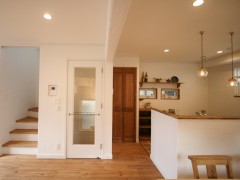無垢フローリングと造作家具でつくる3階建てフレンチカフェの家