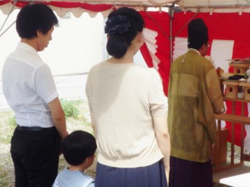 土地の神様にお祈り