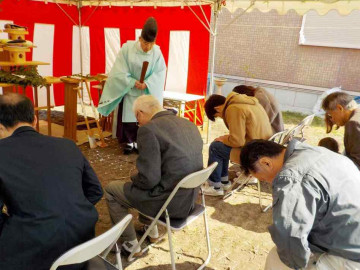 建築前に土地の神様へお祈り