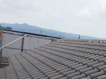 屋根に瓦が葺かれました！