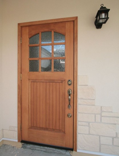 輸入木製玄関ドアに、一部石貼りにした落ち着きある外観。インテリアは大切にしていた家具が似合うアンティークナチュラル　建替え2階建てハウス