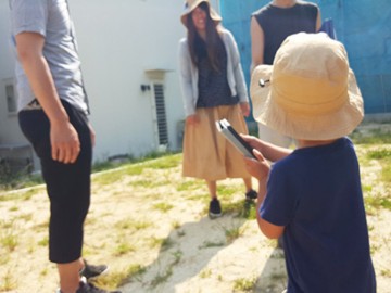 真夏のような日差しの下で