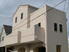 ビルトインガレージ2台、ヴィンテージ家具を取入れた、5人家族が暮らす3階建てナチュラルハウス