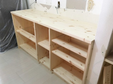 造作食器棚を製作中