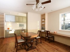 ペットと暮らす輸入キッチンを取入れた3階建てアンティークハウス
