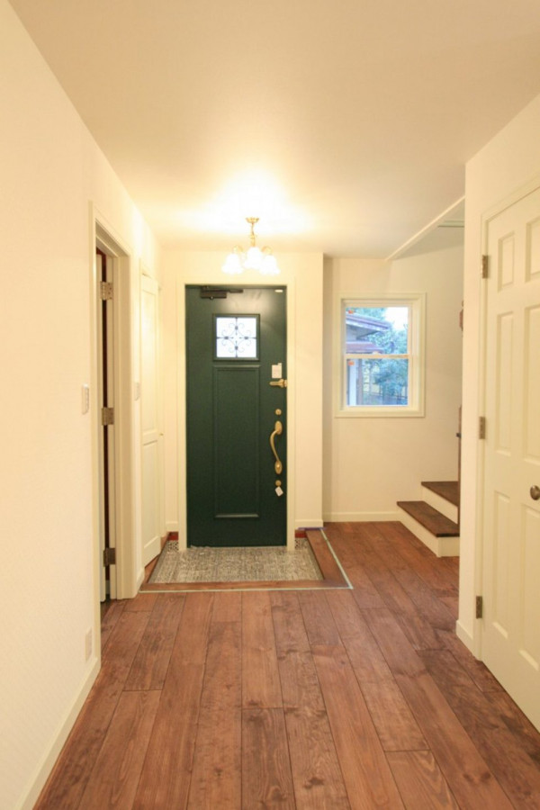 重厚なグリーンの玄関ドア