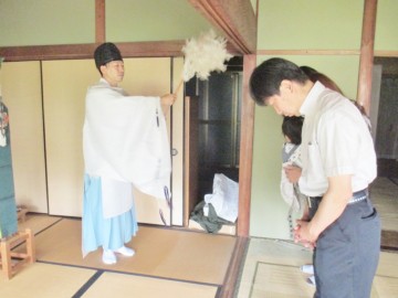 長く住み関わっていた土地や物を感謝し、魂抜きのお祓いを