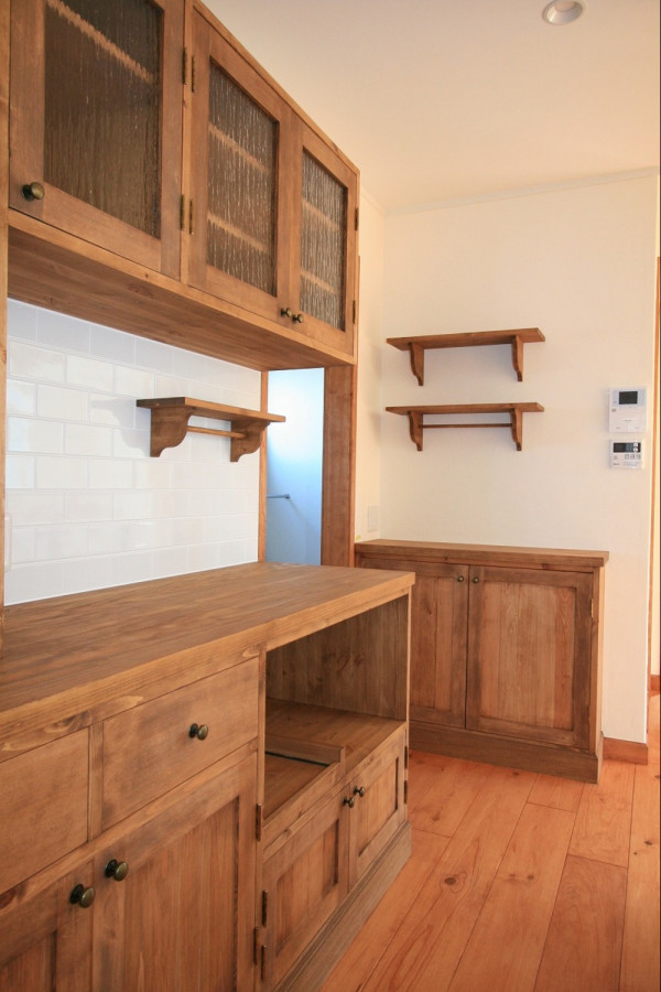 木のぬくもりあふれる造作食器棚