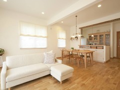 ★オークの床にナチュラルカラーの家具が広々LDKを優しい空間に