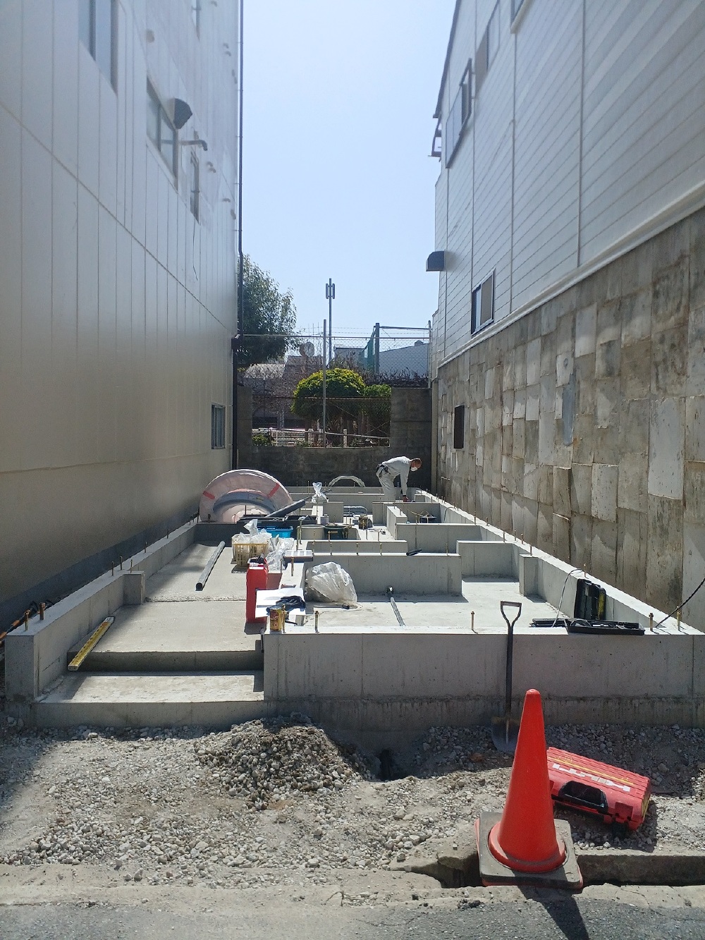 基礎工事完了　先行行内配管工事
