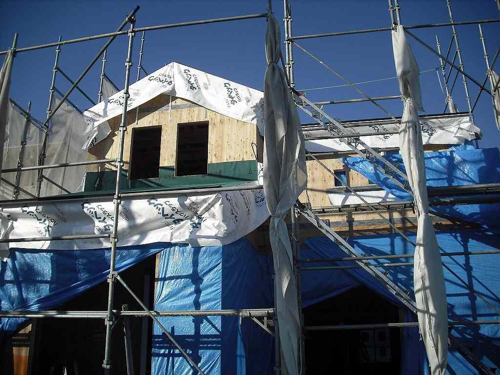 屋根・防水工事中です。