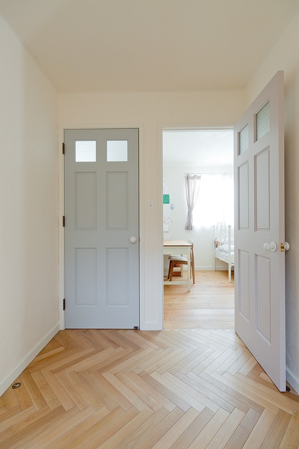 子供部屋はカラードアで可愛く